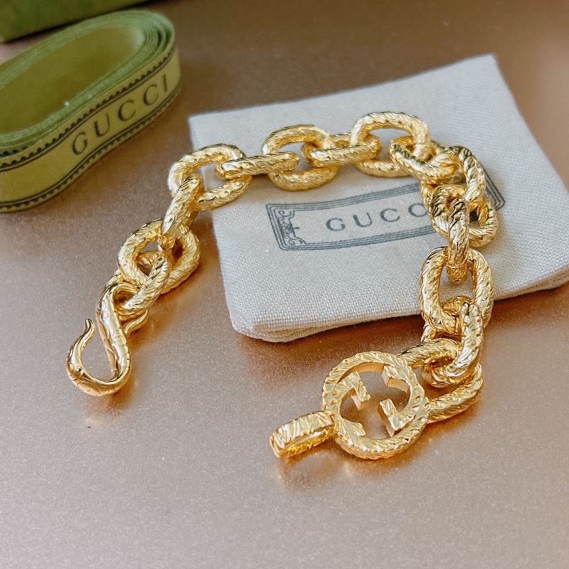G*u*i necklaces